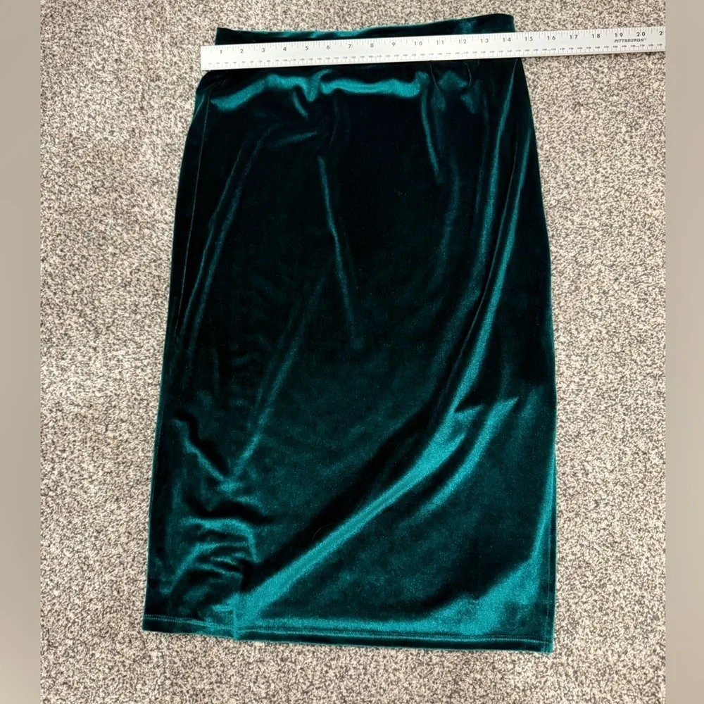 Stunning Halogen Emerald Green Velvet Midi Skirt Feminine Holiday Festive Party